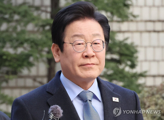 더불어민주당 이재명 대표가 지난달 23일 서울 서초구 서울고등법원에서 열린 공직선거법 위반 사건 항소심 첫 재판에 출석하고 있다. [연합뉴스]